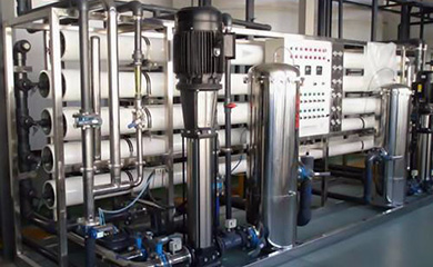 半導體超純水設備是應用于半導體生產零件清洗的超純水設備，需要符合特定的用水水質標準,半導體超純水設備出水水質要符合美國ASTM純水水質標準、我國電子工業電子級水質技術標準18MΩ.cm以上