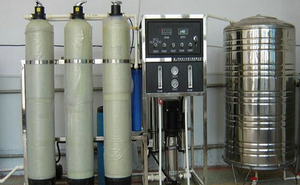 電子工業(yè)生產(chǎn)或者配件清洗需用到純水，水質(zhì)的高低也會影響生產(chǎn)。電子工業(yè)的高速發(fā)展表明一個(gè)國家的高新技術(shù)產(chǎn)業(yè)有了長足進(jìn)步，我國幾十年來特別是進(jìn)入新世紀(jì)以來電子行業(yè)的有了穩(wěn)定快速的發(fā)展。電子工業(yè)包括半導(dǎo)體、芯片、線路板等，這些與人們的現(xiàn)在的生活密切相關(guān)。